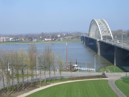 Nijmegen : Schöne Fernsicht am Hunnerpark, dort beginnt auch die 700 m lange Waalbrücke.